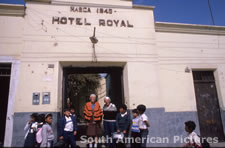pgm0061 Maria Reiche & her sister Dr Renate Reiche, Hotel Royal, Nasca, Peru 1986