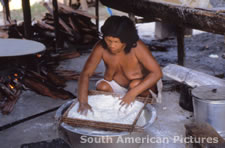 fgga0059 sifting manioc flour
