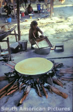 fgga0070 cooking manioc/ cassava bread